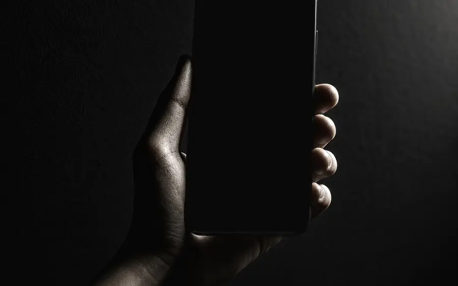 Telefono in mano durante una chiamata